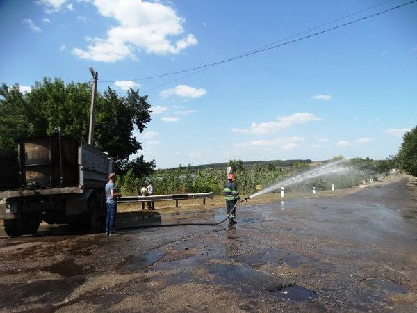У Черкаській області в ДТП потрапила вантажівка з хімічною продукцією. Рятувальникам довелося розводити розчин, щоб хімічні концентрати не потрапили у ставок.