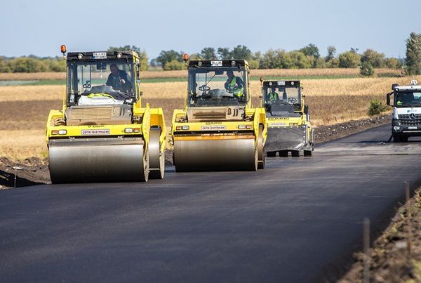 Дешевше ніж у всій Європі -  ремонт дороги в Україні. Низька ціна в Україні тримається за дешевої робочої сили й дешевої вітчизняної сировини.