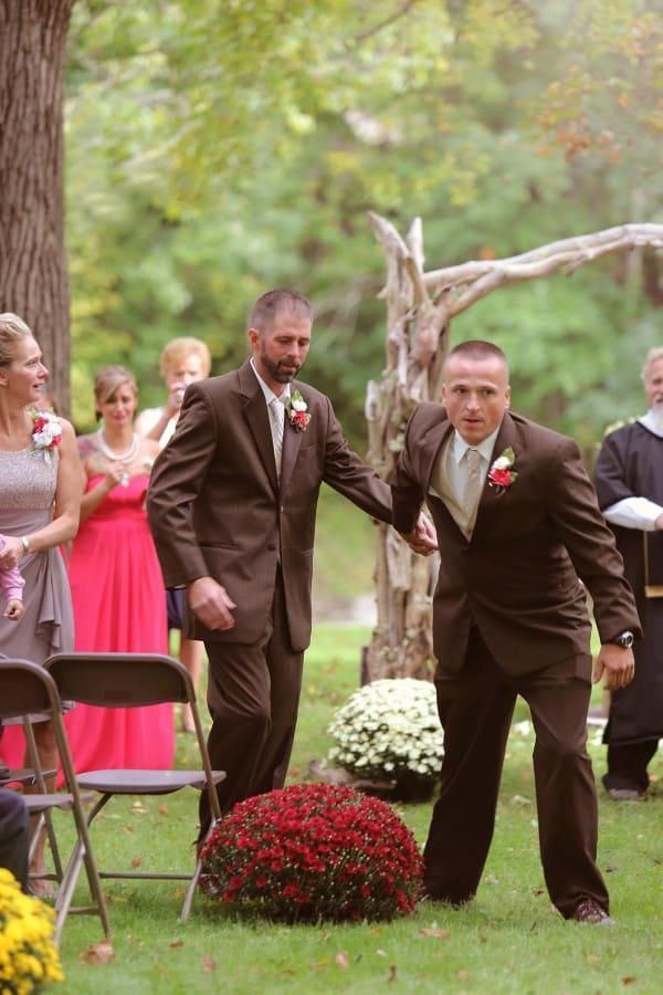 Батько зупинив весільну церемонію своєї дочки. Те, що він зробив після цього, довело всіх до сліз!. Те, що сталося на цій церемонії - неймовірно.
