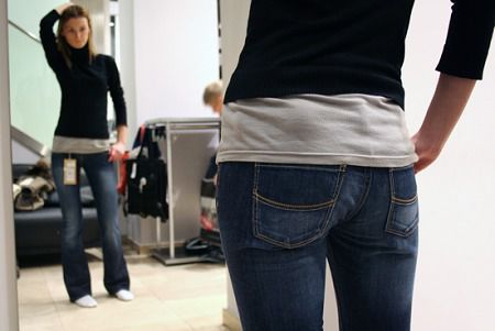 5 типів джинсів, які повнять і тільки підкреслюють ваші недоліки. Сьогодні джинси можна порівняти з маленьким чорним платтям. Не існує жінки, у якої в гардеробі не було б хоча б пара-трійка джинсів. Ми вирішили розповісти, які джинси не варто носити жінкам різних типів фігури.