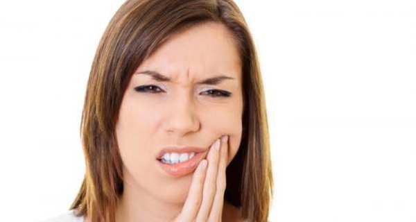 Стоматолог не розповість: Є 12 домашніх способів зняти зубний біль. Зубний біль може стати справжнім покаранням, особливо якщо він застав вас на роботі або у вихідний. Якщо немає можливості негайно звернутися до лікарні, зняти зубний біль можна і вдома.