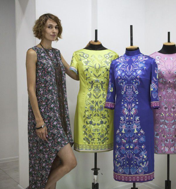 Сукні, в яких Марина Порошенко з доньками з'явилися на День незалежності, шили майже місяць. Над нарядами для першої леді та дівчат працювало 6 майстрів.