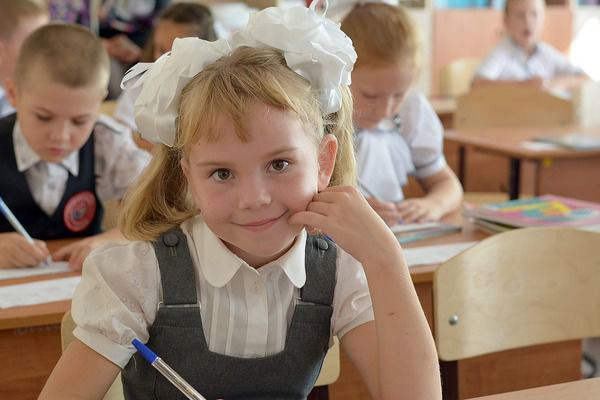 Всього година на домашку: українських школярів чекають радикальні зміни з 1 вересня. У школах введуть нові правила для учнів молодших класів.
