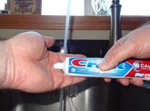 Як ефективно використовувати зубну пасту поза порожниною рота! 12 супер способів. Щоб ваші зуби були здоровими і чистими, зубна паста являє собою простий, дуже доступний і корисний продукт.