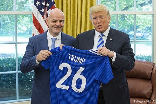 Президент ФІФА вручив Трампу жовту і червону картки. Подарунок був вручений під час зустрічі Інфантіно з Трампом в Овальному кабінеті Білого дому в присутності представників преси.