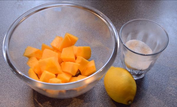 Неймовірний гарбуз, запечений в духовці, з лимонною карамеллю. Тепер кожен день всією сім'єю з'їдаємо по кілограму гарбуза.