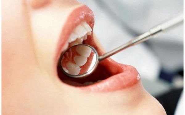 Як відбілити зуби, запобігти неприємний запах з рота, зубний камінь і зубний наліт, використовуючи тільки 1 інгредієнт. Результати здивують вас!