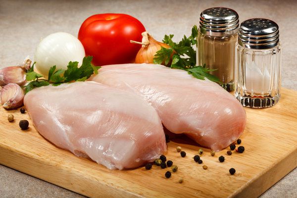 В Україні ціни на курятину знизилися. На початку серпня курятина коштувала на 23 грн дешевше, ніж у листопаді 2017 року.