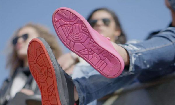 В Амстердамі створили кросівки з переробленої жуйки. Розроблена модель отримала назву Gumshoe.