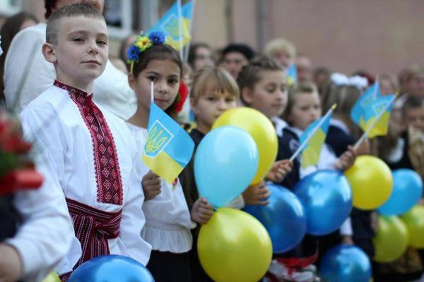 МОЗ України не рекомендує проводити шкільні лінійки. Міністерство охорони здоров'я вважає, що шкільні лінійки шкідливі з медичної точки зору через випадків втрати свідомості дітьми та загрози теплового удару.