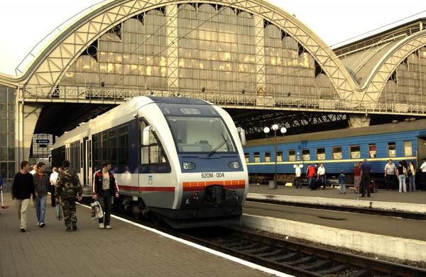 "Укрзалізниця" відновила продаж квитків у львівському напрямку. Продаж квитків на потяги в західному напрямку відновлено на другу половину вересня.