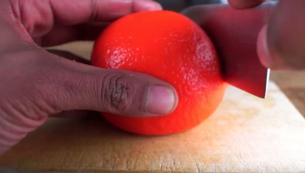 Я ніколи не бачив такого способу розрізати апельсин. це здорово!