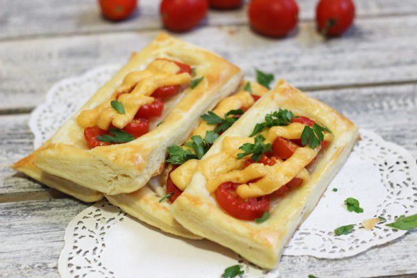 Рецепт дня: слойки з томатами та сиром. Легкий рецепт приготування ледачої піци.