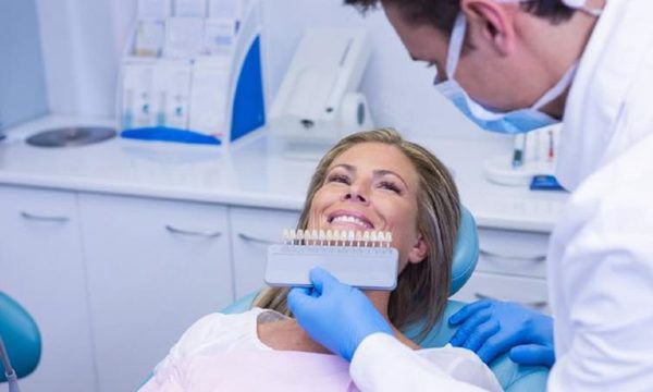 Анекдот дня: жінка, побачивши нового стоматолога, подумала, що він був її однокласником. Роки нікого не щадять!