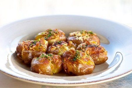 Гаряче блюдо для всієї родини - картопля з м'ясом і сиром!. Рецепт простий і швидкий. Ви залишитеся задоволені!