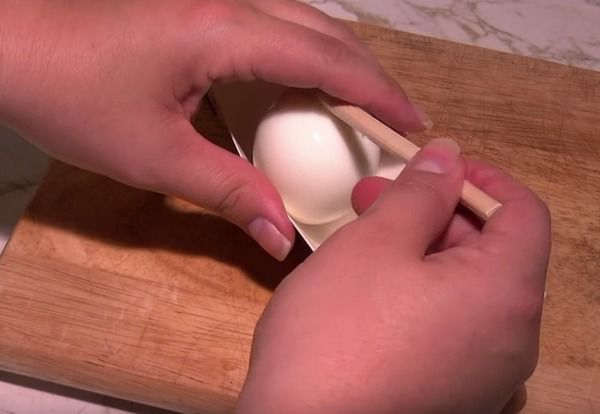 вона загорнула яйце в шматок картону і стиснула його зубочисткою. коли я побачив результат, я побіг на кухню, щоб спробувати