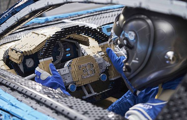 LEGO зробив точну копію Bugatti Chiron з 2300 іграшкових моторів! І вона їздить!. Ось це я розумію сильний рекламний хід!