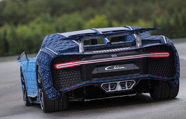 LEGO зробив точну копію Bugatti Chiron з 2300 іграшкових моторів! І вона їздить!. Ось це я розумію сильний рекламний хід!