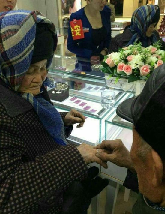 80-річний китайський двірник купив дружині перстень з діамантом. Любов живе три роки, кохання – вічність, і це на власному прикладі довів один китайський двірник.