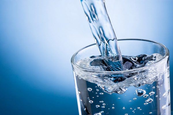 Чому не можна пити багато води. Води потрібно пити стільки, скільки фізично потрібно організму.