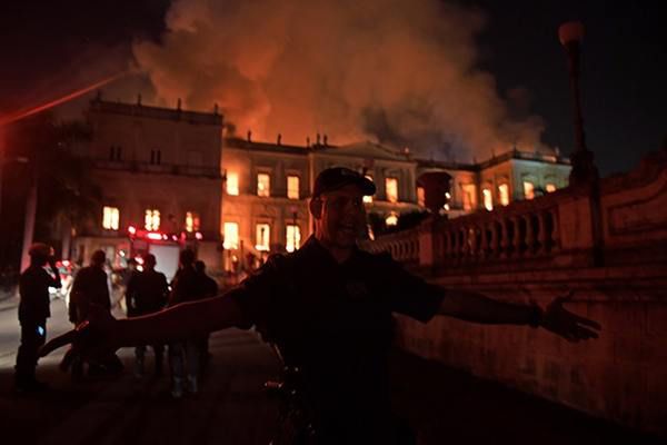 У Бразилії пожежа знищила Національний музей з мільйонами експонатів