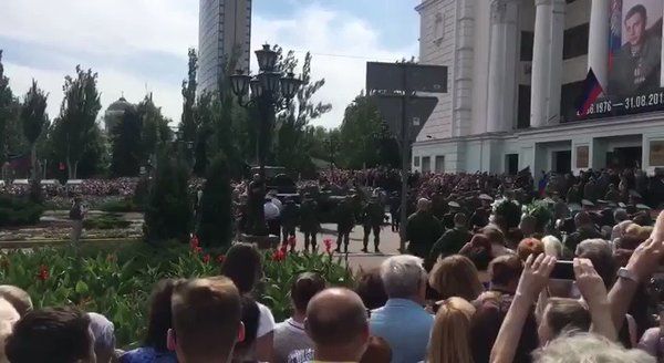 У Донецьку попрощалися з Олександром Захарченко. На похорон приїхали деякі депутати Держдуми Росії.