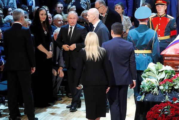 У Росії поховали Йосипа Кобзона. Артист був похований поруч з матір'ю.