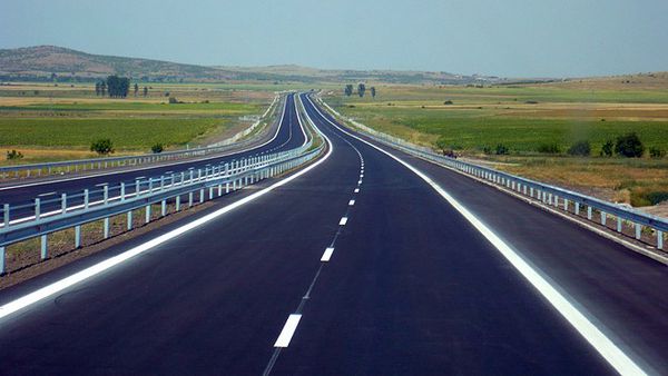 Розумна дорога визначає швидкість, вагу і напрям руху транспортного засобу. Компанія Integrated Roadways розробила розумне покриття для доріг. Покриття може визначити швидкість, вагу і напрям рух автомобіля, який проїжджав по ньому.