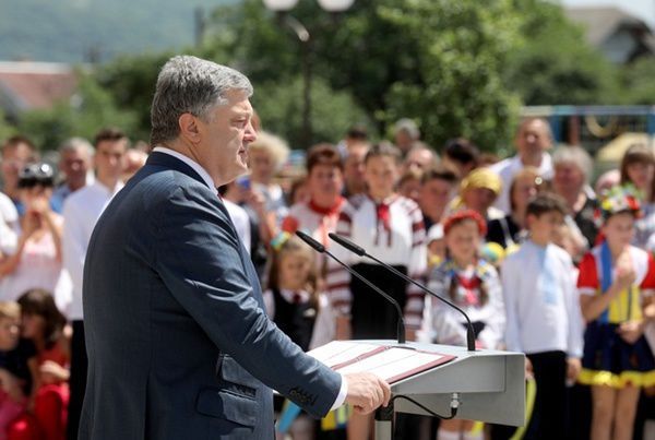 Петро Порошенко привітав школярів з новим навчальним роком. Сьогодні понад 16 тисяч шкіл відкрили двері перед майже чотирма мільйонами учнів.