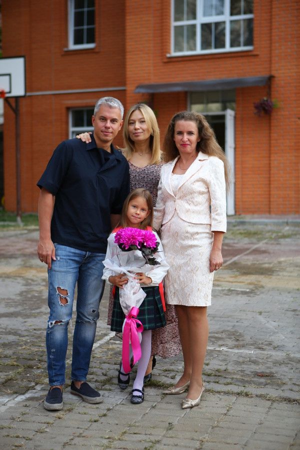 Андрій Доманський та його дружина відвели доньку в перший клас. В цьому році Кіра Доманська вперше пішла до школи.