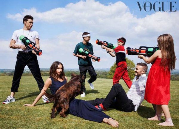 Вікторія Бекхем разом з дітьми прикрасила обкладинку відомого британського глянцю. Відома британська дизайнерка Вікторія Бекхем разом з чотирма дітьми прикрасила обкладинку жовтневого примірника британського глянцевого журналу Vogue.