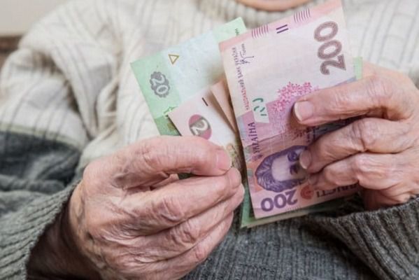 В Україні сьогодні розпочнеться виплата пенсій за вересень. Сьогодні, 4 серпня, Пенсійний фонд почне виплачувати українцям пенсії за вересень.