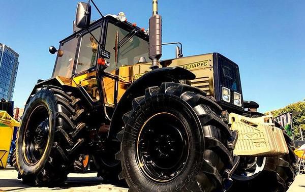 У Київській області засвітився гламурний трактор. Трактор кидається в очі своїм золотим забарвленням.