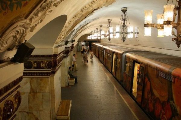 У Москві у всіх вагонах метро з'являться віртуальні книжкові полиці. В електронній бібліотеці зараз зібрано більше 100 творів класиків російської та світової літератури.