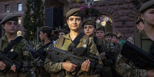 В армії України зрівняли права жінок і чоловіків. Права жінок і чоловіків на час служби в українській армії тепер зрівняли законодавчо.