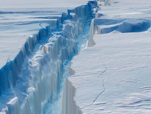 Айсберг з Антарктики прискорив рух, чим збентежив вчених. Біля берегів Антарктиди від шельфового льодовика  відколовся гігантський айсберг.