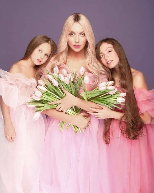 Відома українська співачка показала дочок і розповіла про плани на їх майбутнє. Оля Полякова показала новий знімок з доньками.