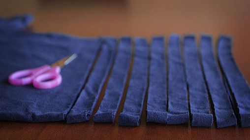 Творчий метод утилізації старого або непотрібного одягу. Затишні і пухнасті килимки, пуфи і подушки з старих футболок.