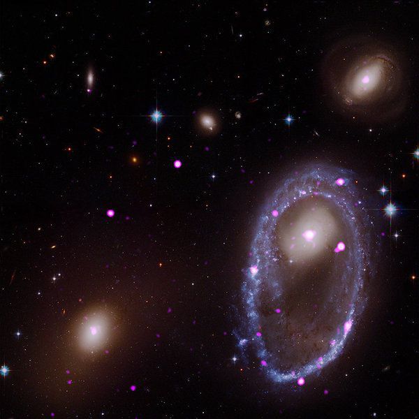 Нові дані «Чандри» виявили кільце яскравих джерел рентгенівського випромінювання в галактиці в 300 мільйонів світлових років від Землі. Астрономи вважають, що це або чорні дірки, або нейтронні зірки.
