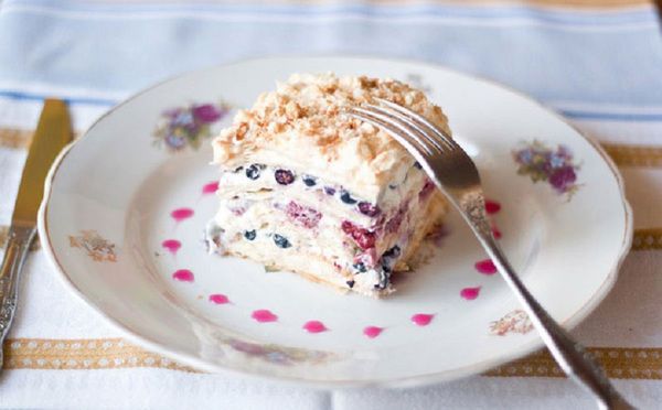 «Наполеон» з безе і чорною смородиною. Цей рецепт сдобається вам і вашій родині, а готувати подібний торт ви почнете з заздрісною регулярністю. Покращений смак улюбленого традиційного десерту.