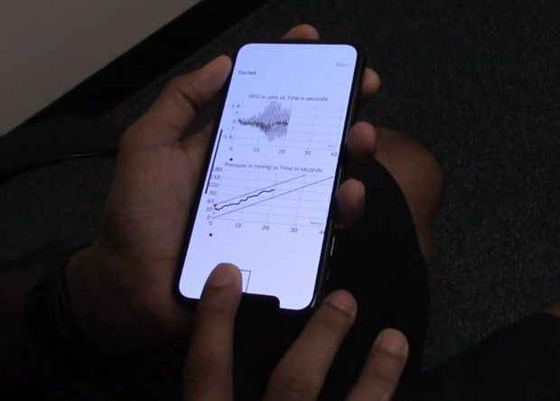 Американські інженери створили додаток для смартфона iPhone X, який може вимірювати тиск крові без додаткових пристосувань. Смартфон виміряв тиск крові по силі натискання на екран.