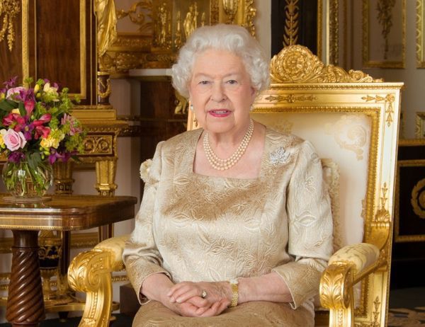 У британській королівській родині існує своя таємна мова жестів, про яку стало відомо ЗМІ. Як Єлизавета II подає помічникам сигнали за допомогою сумки і кільця.