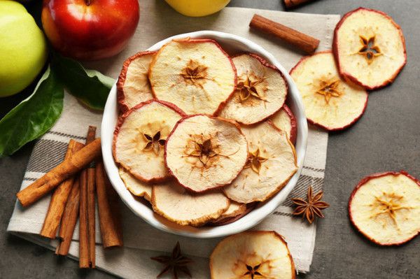 Чіпси для дітей з яблук і груш, які дуже легко приготувати будуть відмінним перекусом. Фруктові чіпси.