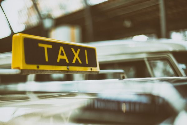 Таксист допоміг жителю австралійського міста Перт знайти втрачену обручку. Чесний таксист повернув забуте кільце за 25 тисяч доларів.