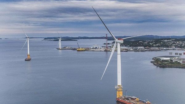 Данська компанія запустила найбільшу в світі плавучу вітряну електростанцію. У Великобританії запрацювала найбільша плавуча вітроелектростанція.