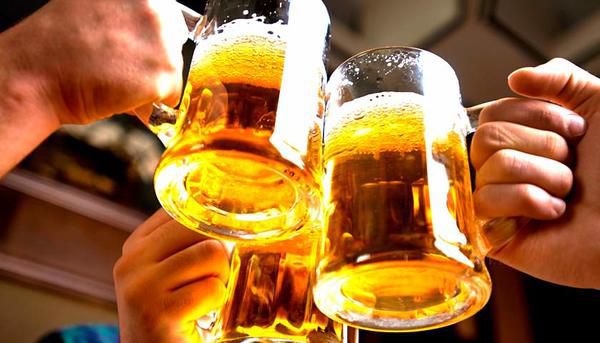 Помірне споживання пива корисне. Корисні властивості пива. Пиво дає міцне здоров'я, молодість, хороше самопочуття і залізну потенцію.