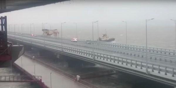 В Кримський міст врізався плавучий кран. Відео. На одній зі смуг перекрито рух транспорту.