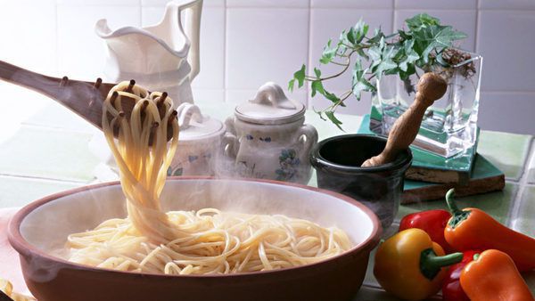 Чому потрібно не економити на пасті, а купувати якісні макарони. Італійські шеф-кухарі рекомендують купувати дорогі макарони.