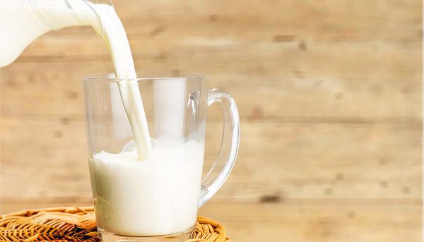 Невелика зміна у сніданку може позитивно вплинути на перебіг дня. Вживання молока за сніданком знижує вміст глюкози в крові на весь день.