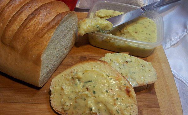 Домашній рецепт смакоти на хліб, яка знайома нам з дитинства як "Янтар". Намазки  вистачає всього на пару днів, хоч і готовлю кожний день..